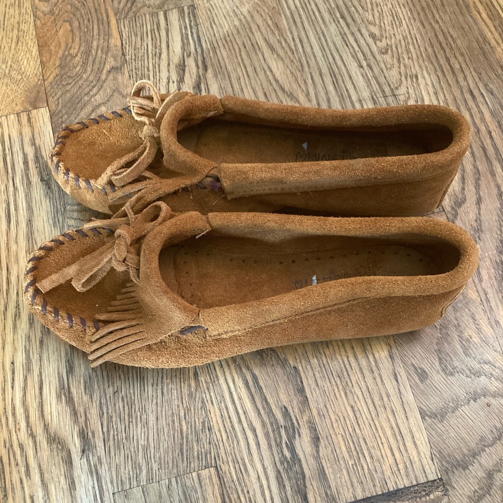 Minnetonka Women’s Suede Moccasins in Chestnut Brown - Picture 4 of 7